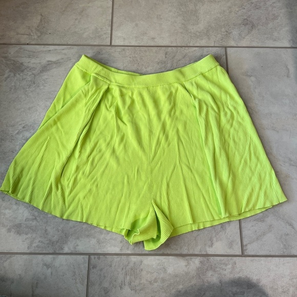LAPOINTE Green Pleated Shorts - Picture 1 of 5